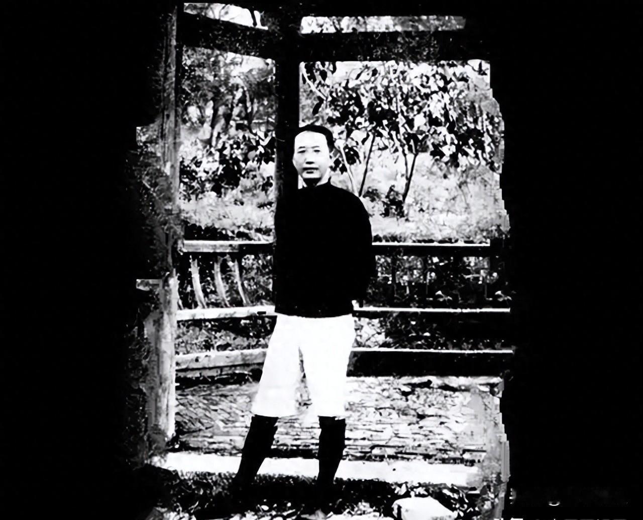 一条破旧长衫，一具病骨支离，一句“此地甚好”。
他临死前拍的照片，笑得挺自然，不