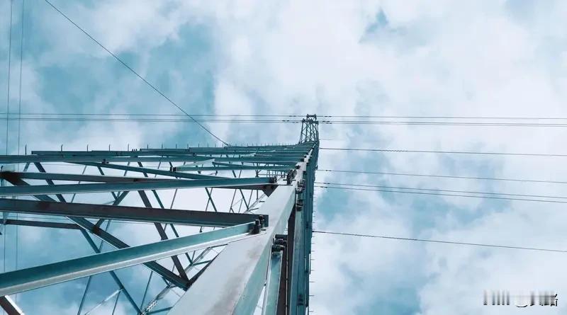 为博流量，真是什么离谱事都有人干！12月7日，俄罗斯36岁网红为博眼球，把10岁