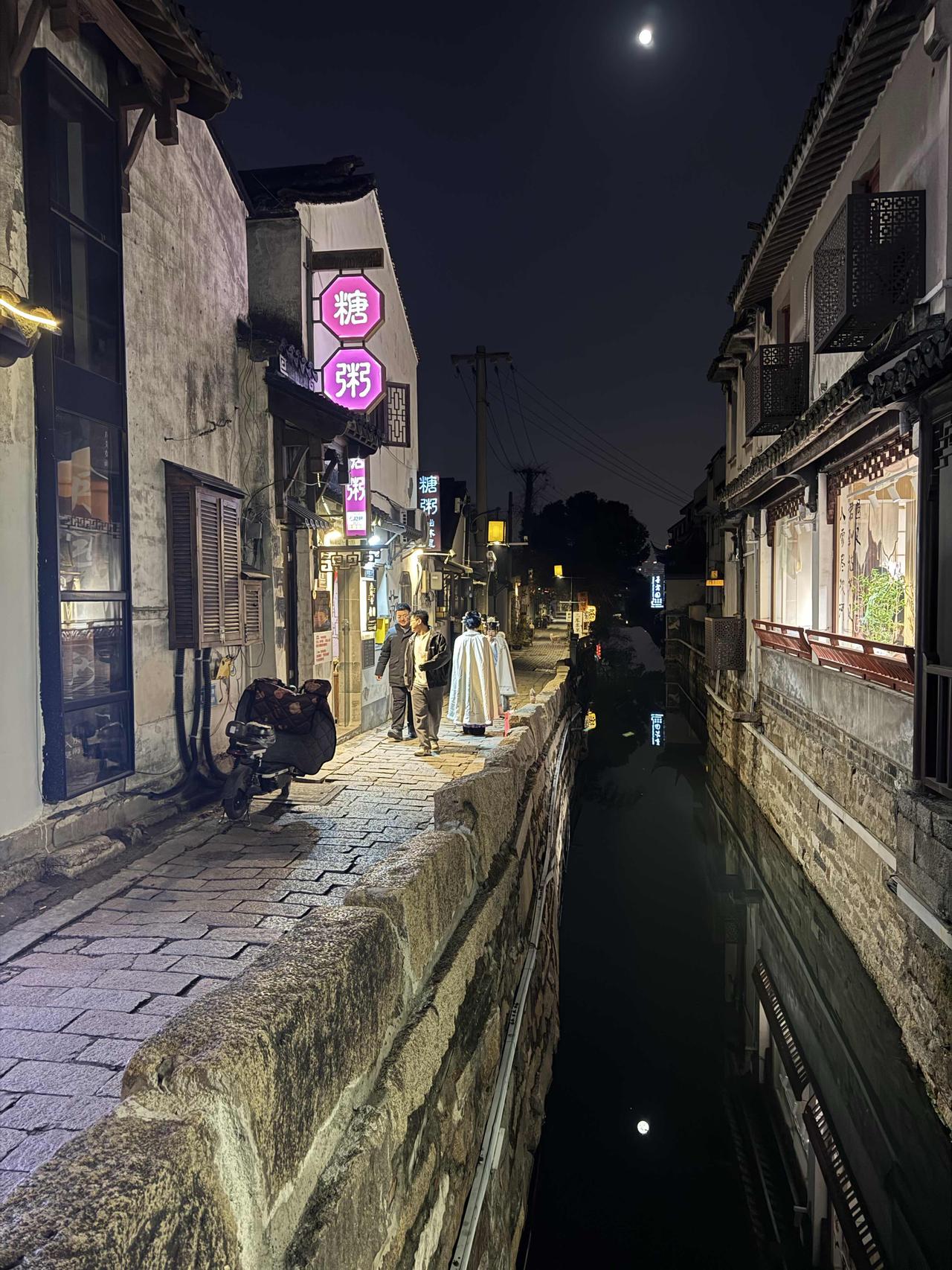 随手拍的路边景色姑苏老街小河，水巷蜿蜒，巷陌含韵，藏尽江南温柔。