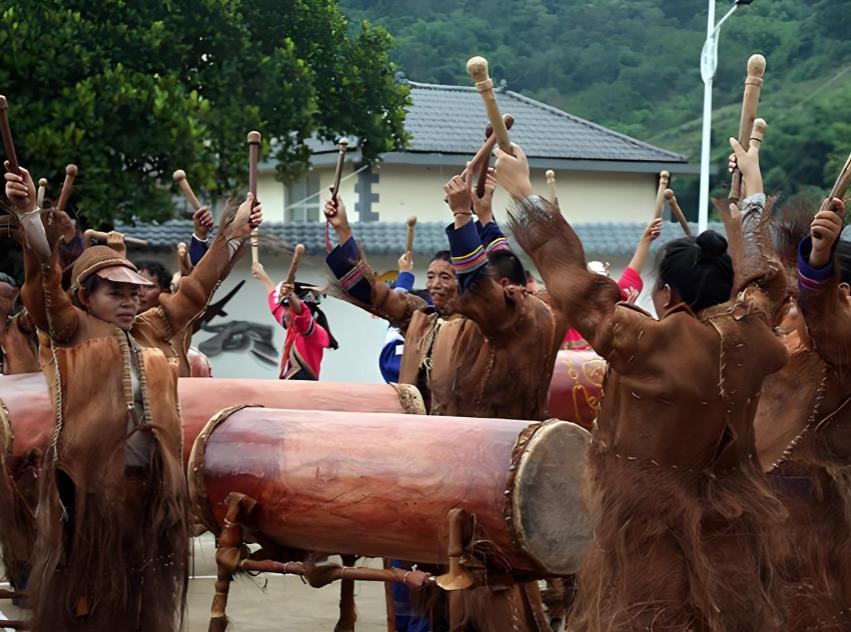 新中国成立后，解放军在哀牢山深山里发现 4 万几乎全裸的男男女女，调查后才发现，
