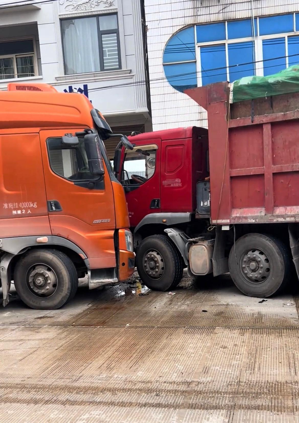 近日，网友反映：玉林杨青路口路段两辆大车车头碰撞，车头位置有受损。那辆车逆行？ 