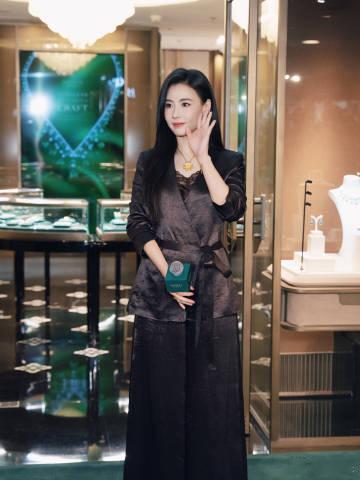 张柏芝带小儿子看功夫女足张柏芝和小儿子共同观看功夫女足，享受惬意的亲子观影时光，