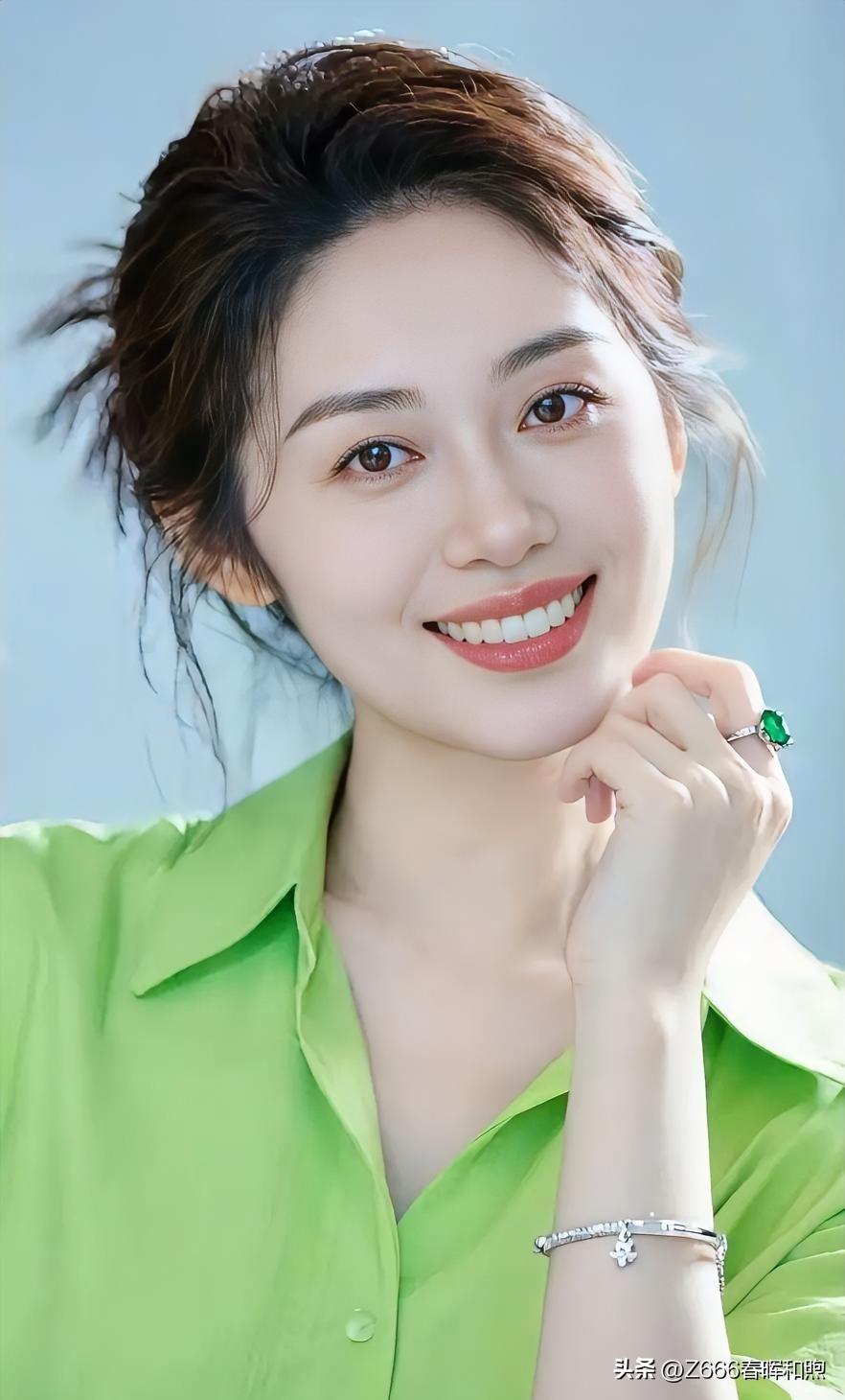 美不美你说了算💞💞翠绿衣衫衬玉肤，笑意盈盈，清新自然尽显温婉之美。