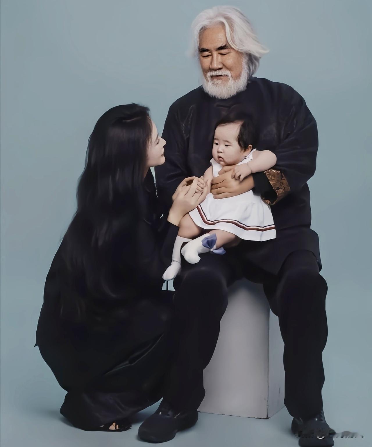 家人们谁懂啊！74岁导演张纪中晒1岁女儿小龙珠的庆生视频，本来是温馨幸福的场面，