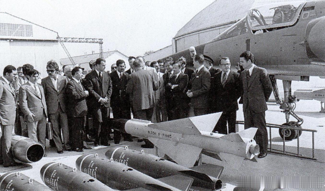 1975年9月8日达索公司向伊拉克空军交付第一架“幻影”F.1C，法国国防部长伊