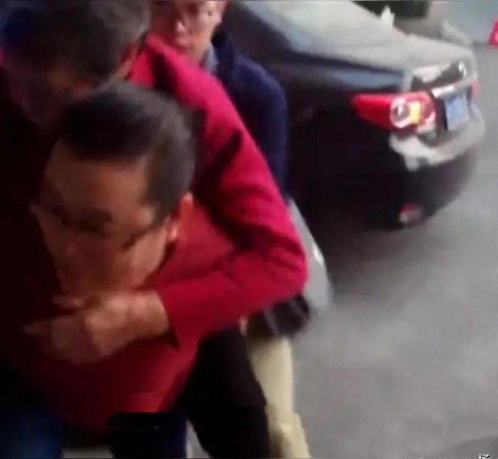 10月27日，武汉街头一男子突发心梗，剧痛难忍。危急时刻，一位素不相识的私家车主