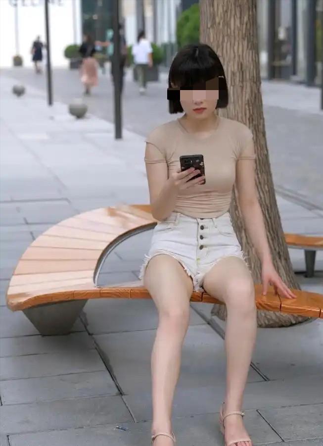 河南，一男子骑车路过面馆，见门口坐着老板娘，穿着清凉短裤露着腿，竟停下来盯着她裆