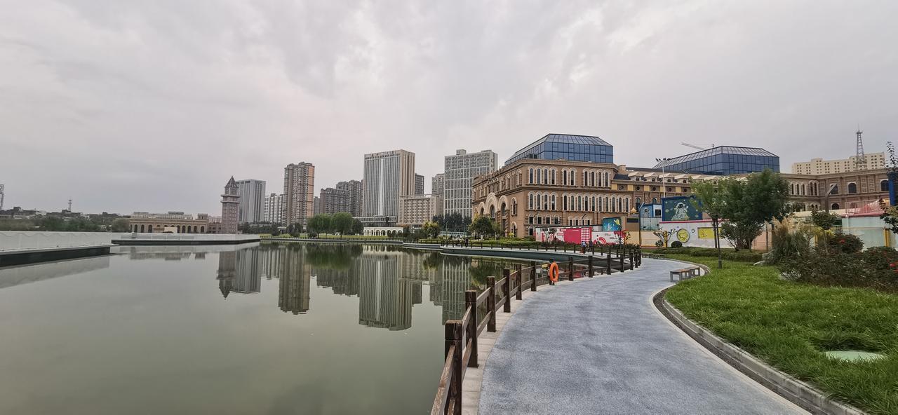 市内好去处！北国未来城边上的公园，有水有草有树木。原来是祥云国际的烂尾，现在成了