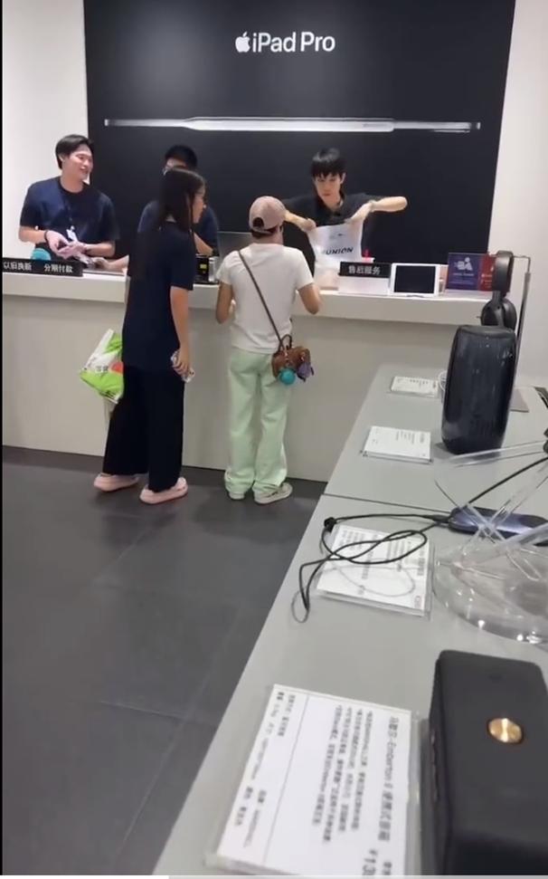 全红禅背包上的LV小乌龟以及给妈妈买的iPhone15手机，都成了媒体和网友重点