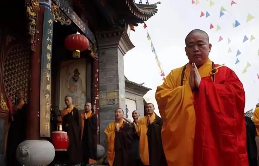 问题是，出家人归世俗人管吗？看金庸小说中，出家人犯了错，一般是戒律院按照寺规处罚