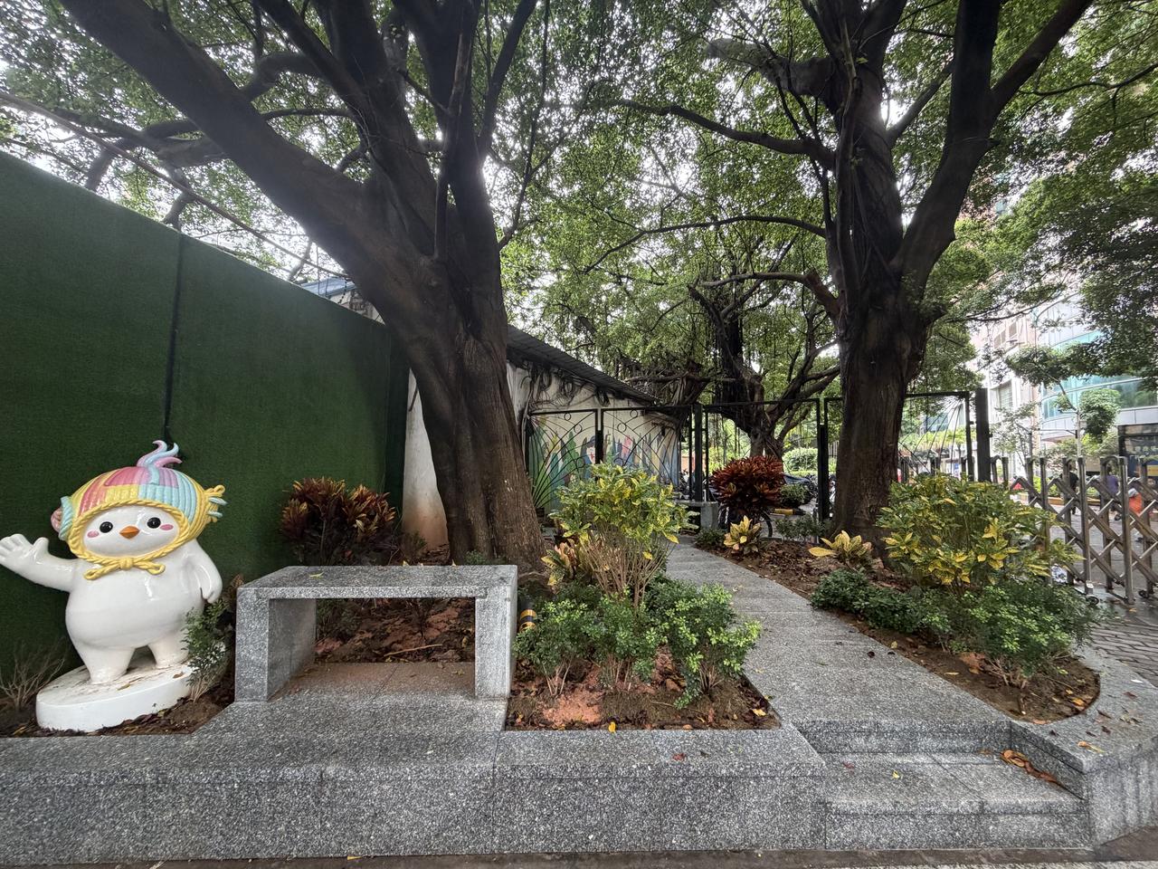 小区门口的角落，从前是堆放杂物的卫生死角。趁着这个暑假，小区完成了改造，砌好了供