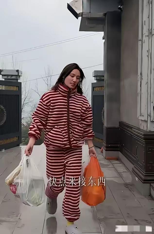 不怪李亚鹏曾经对她情有独钟，真人确实美若天仙！[赞][赞]