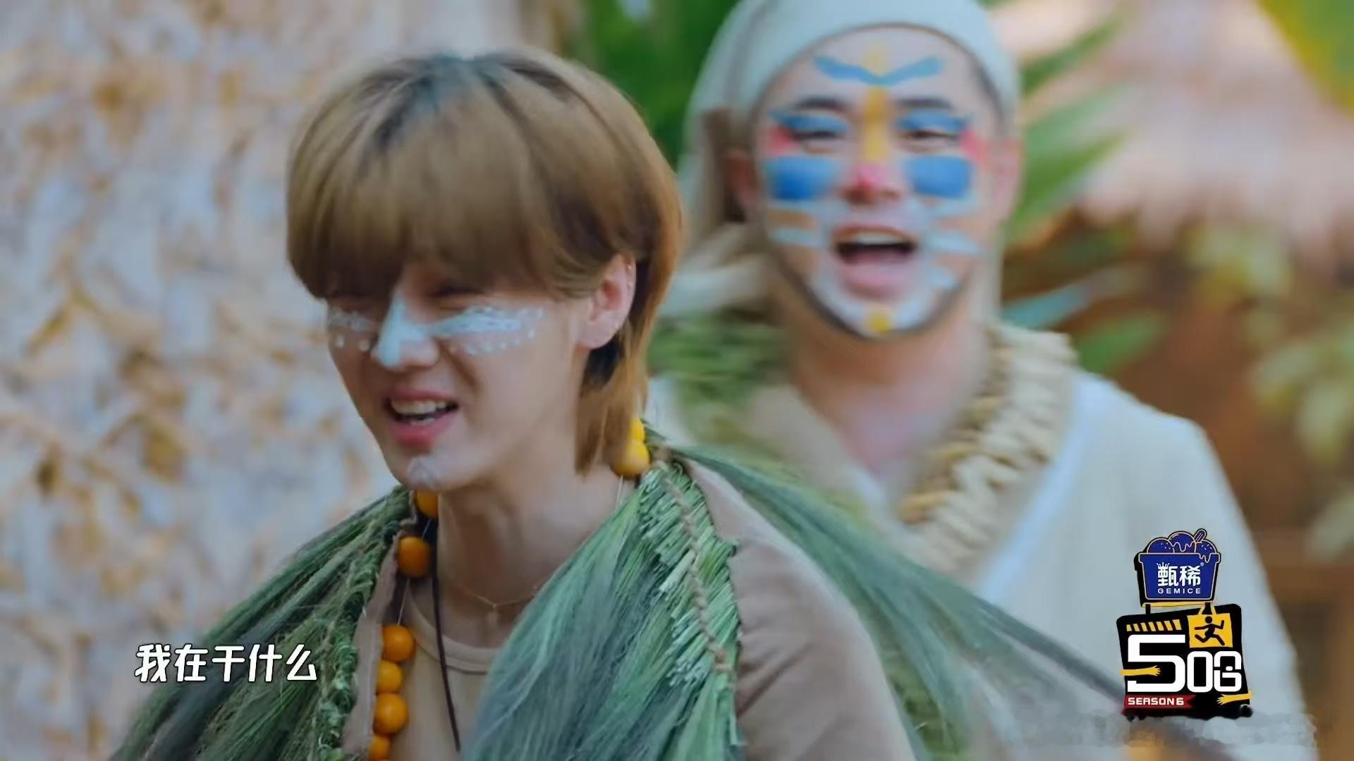 鹿晗嗓子里住摩托车哈哈哈哈哈 谁能想到鹿晗随口一句回应，能这么惊艳。王勉提醒地上