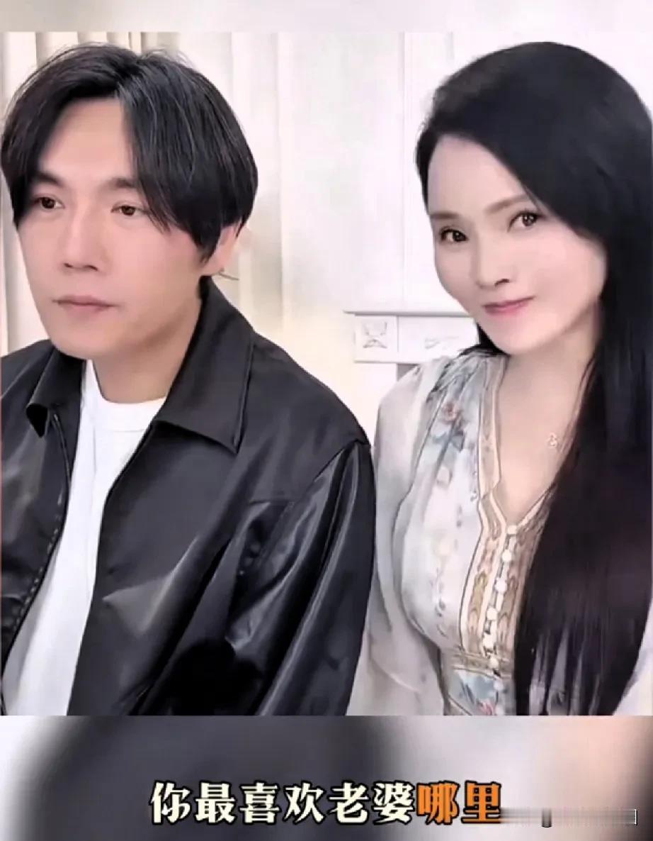 秦昊在老婆直播间真敢说！网友问秦昊最喜欢老婆哪里？伊能静撒娇的说:“老公你快回答