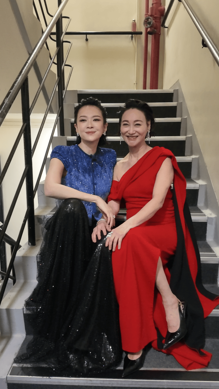 金像奖后台高光瞬间✨章子怡惠英红同框合影，红与蓝碰撞，温柔又有气场，这同框谁看了