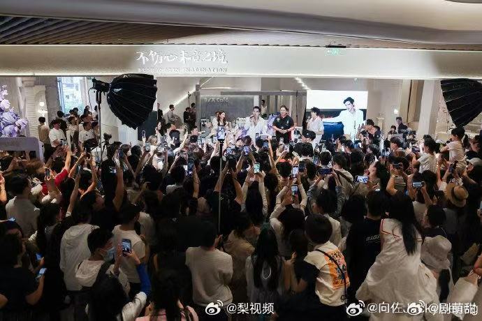 向佐向佑同框合照  这张向佐向佑同框合照太治愈，兄弟间自然的亲近藏不住，羡慕纯粹