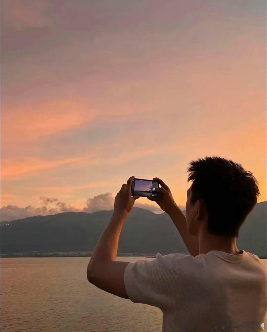 李现任敏高叶曾出演过鹿晗MV岁月从不辜负努力追梦的人！曾经在鹿晗《勋章》MV里出