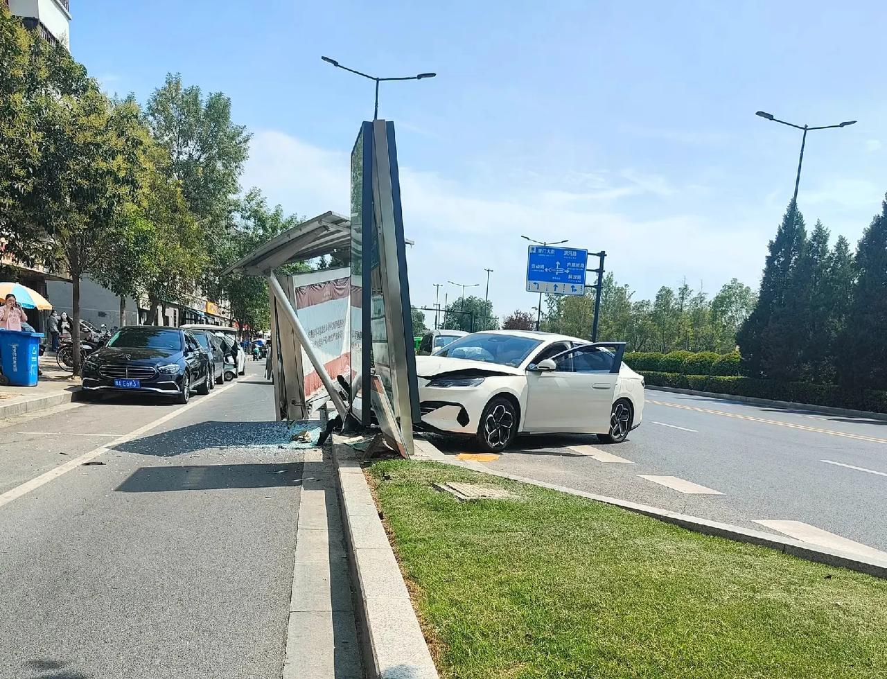 6月22日，河南省开封市顺河回族区苹果园中路发生一起惊险交通事故。一辆白色轿车疑