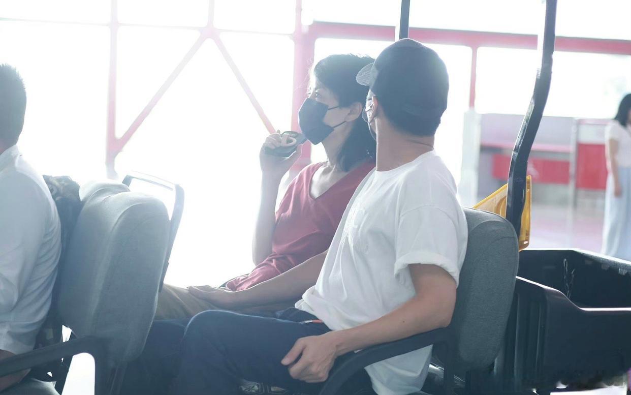 王菲、谢霆锋现身北京机场，这两人在一起久了气场都雷同了，走路步伐一致，坐机场摆渡