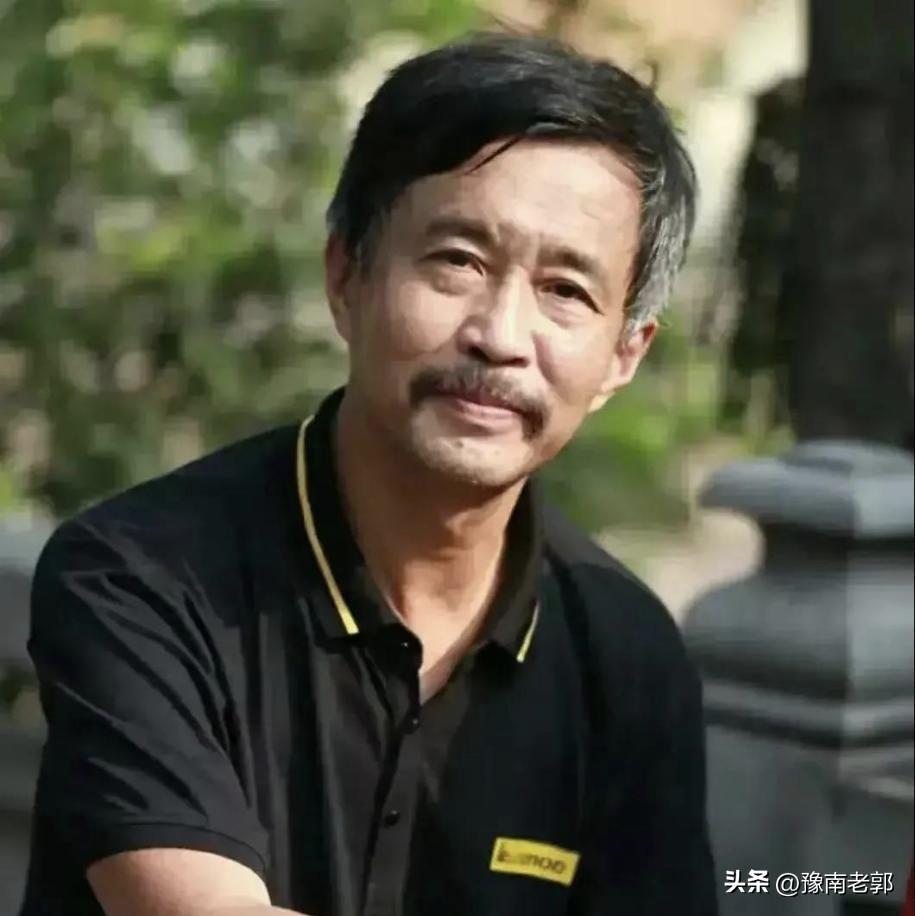 曾经的街头流浪大师沈巍的自媒体账号被封了，网上各种各样的声音都有，要我说封的好应