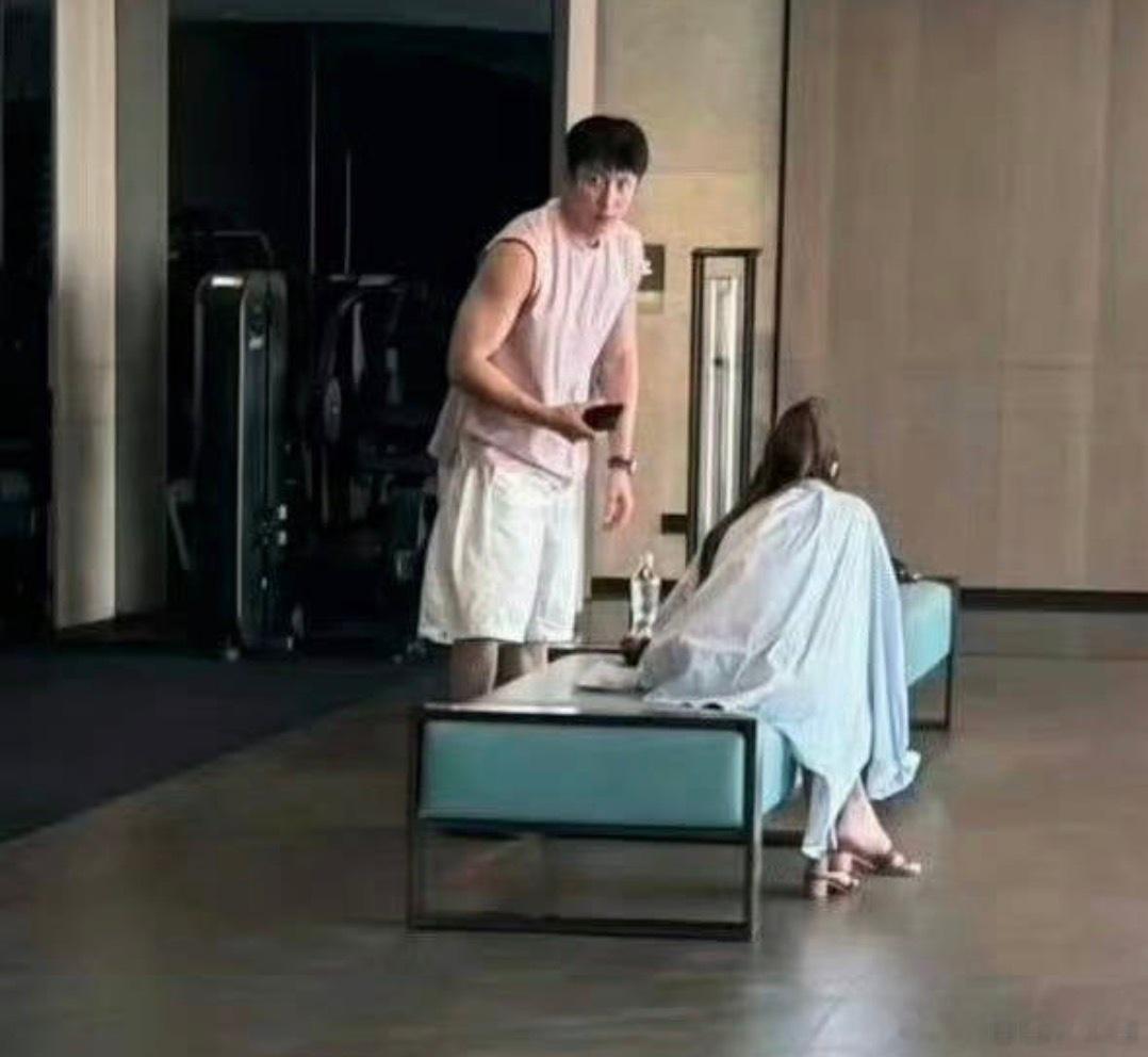 曝黄景瑜与迪丽热巴恋爱时对她很好迪丽热巴深V开到腰了多少年前的事了，即便是真的现