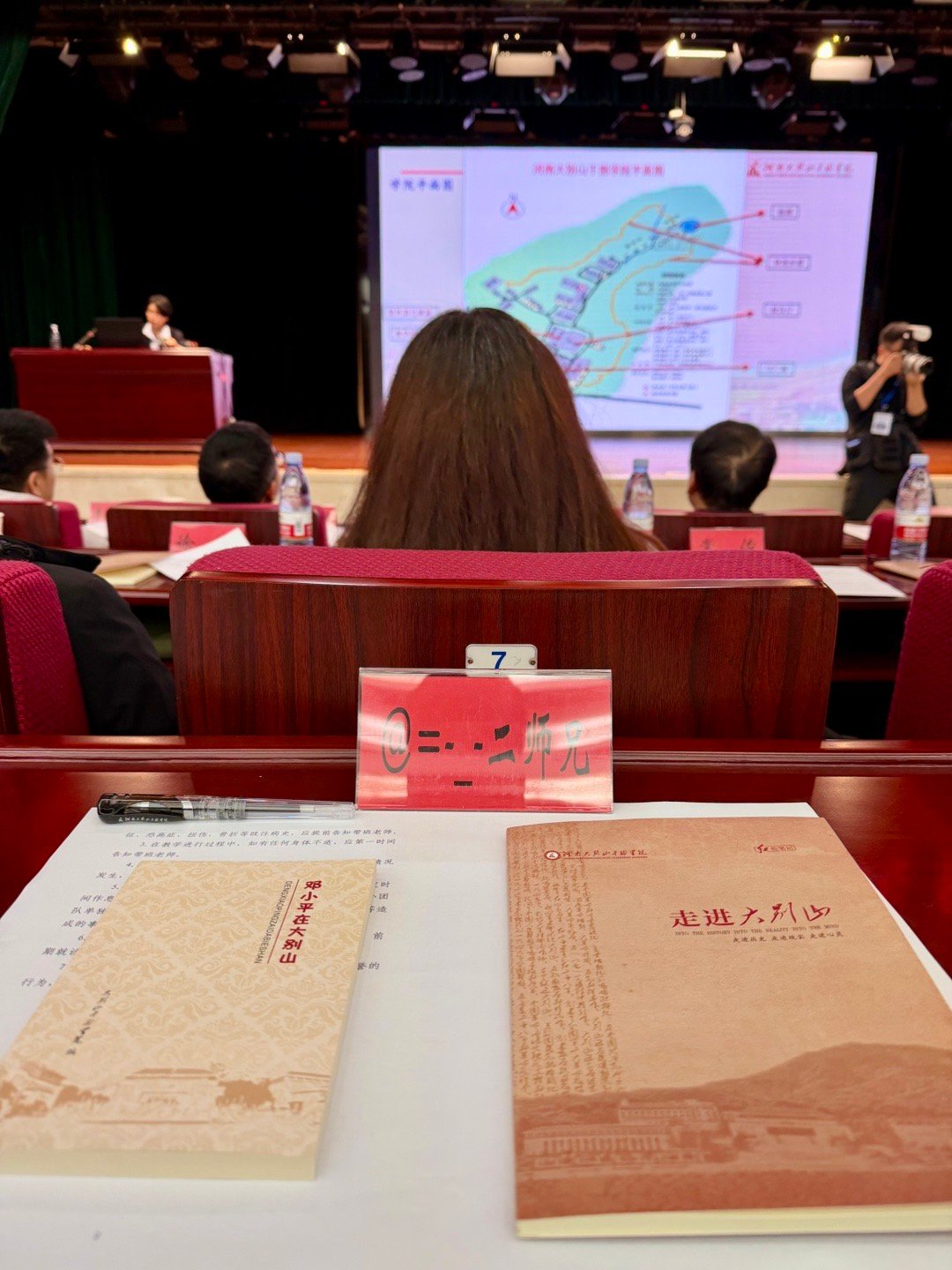 算起来，十年没上过晚自习了。这次师兄学得是格外认真呢。  ​​​
