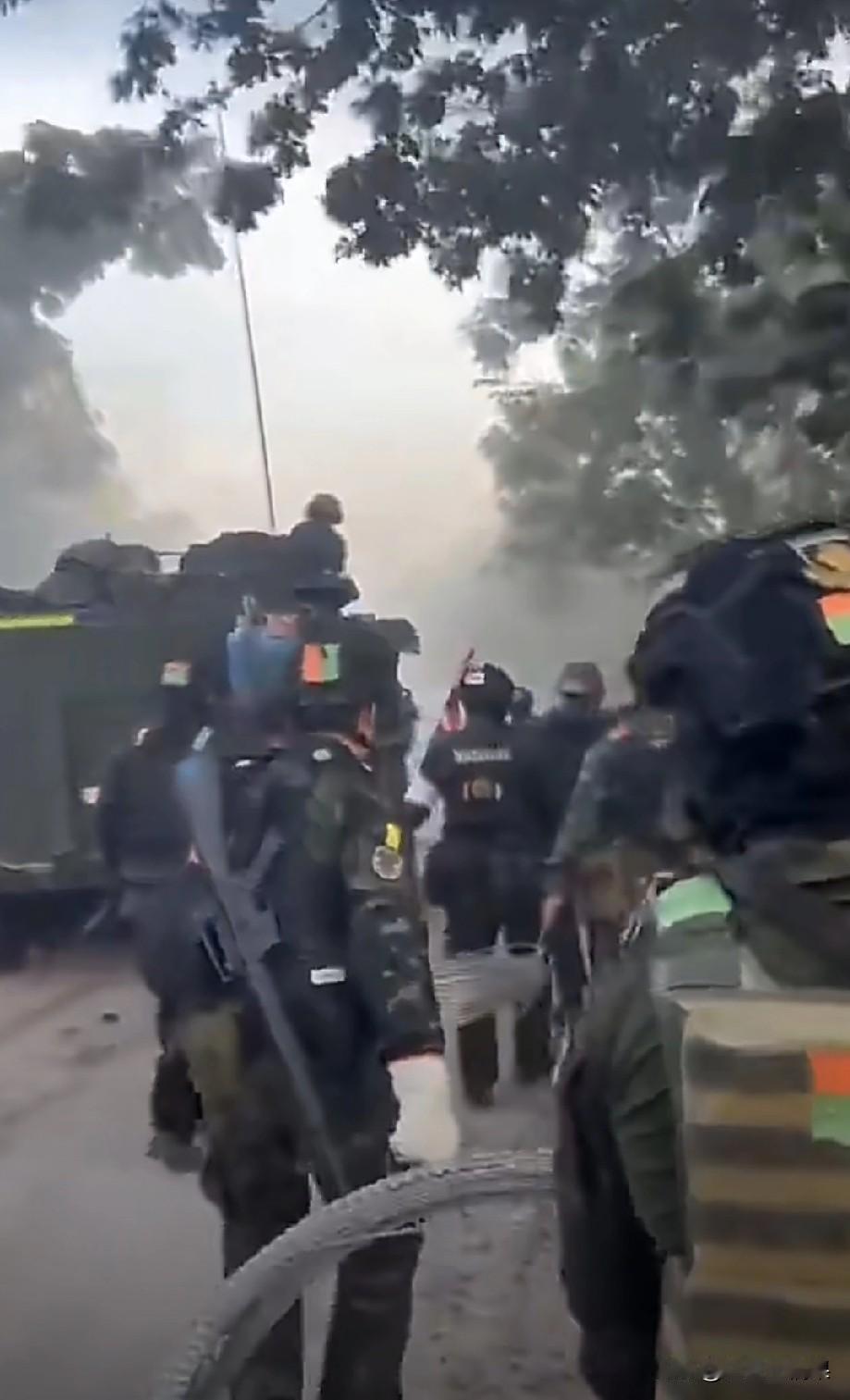 泰国一群士兵乱哄哄跟着一辆斯特瑞克装甲车行进在泰柬边境。要是俄乌冲突那个烈度，在