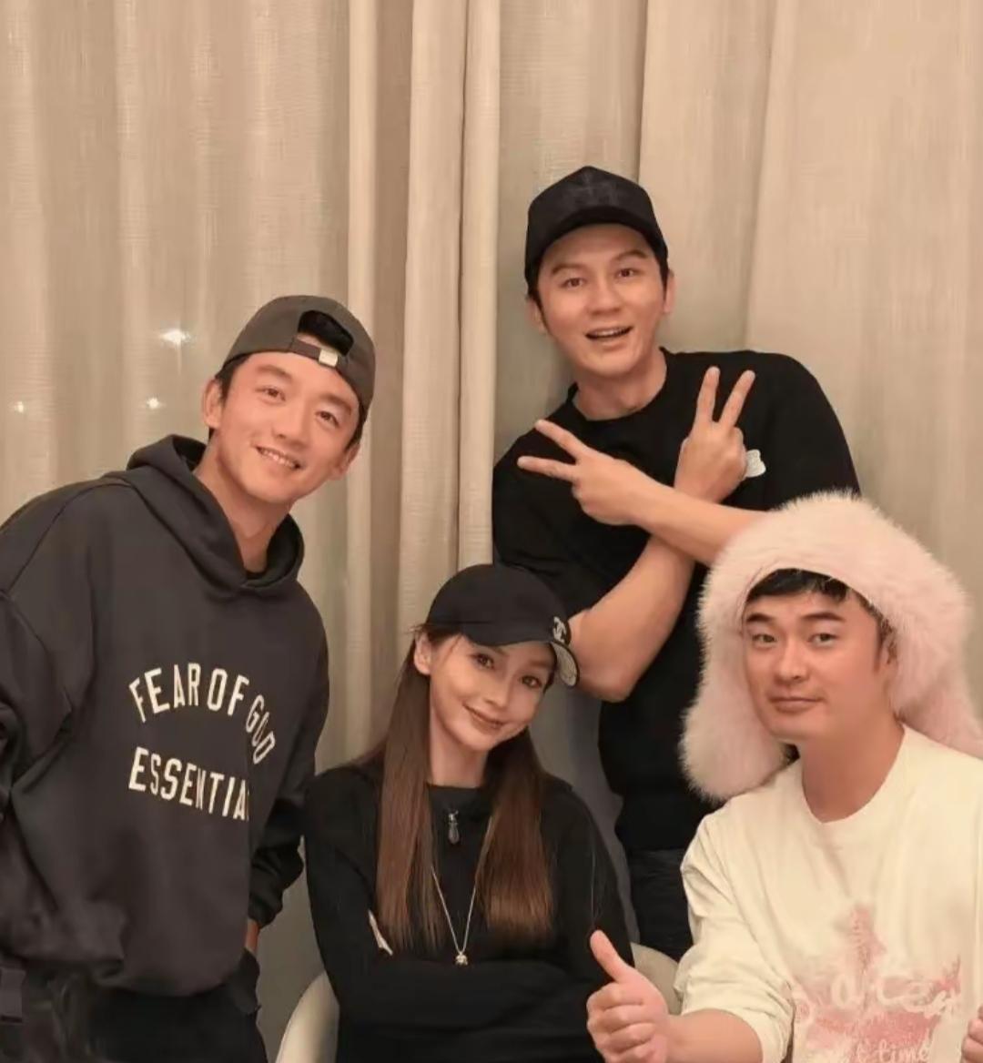 近日李晨发了一张照片，
是他和Angelababy、郑恺和陈赫的合照，
四个人站
