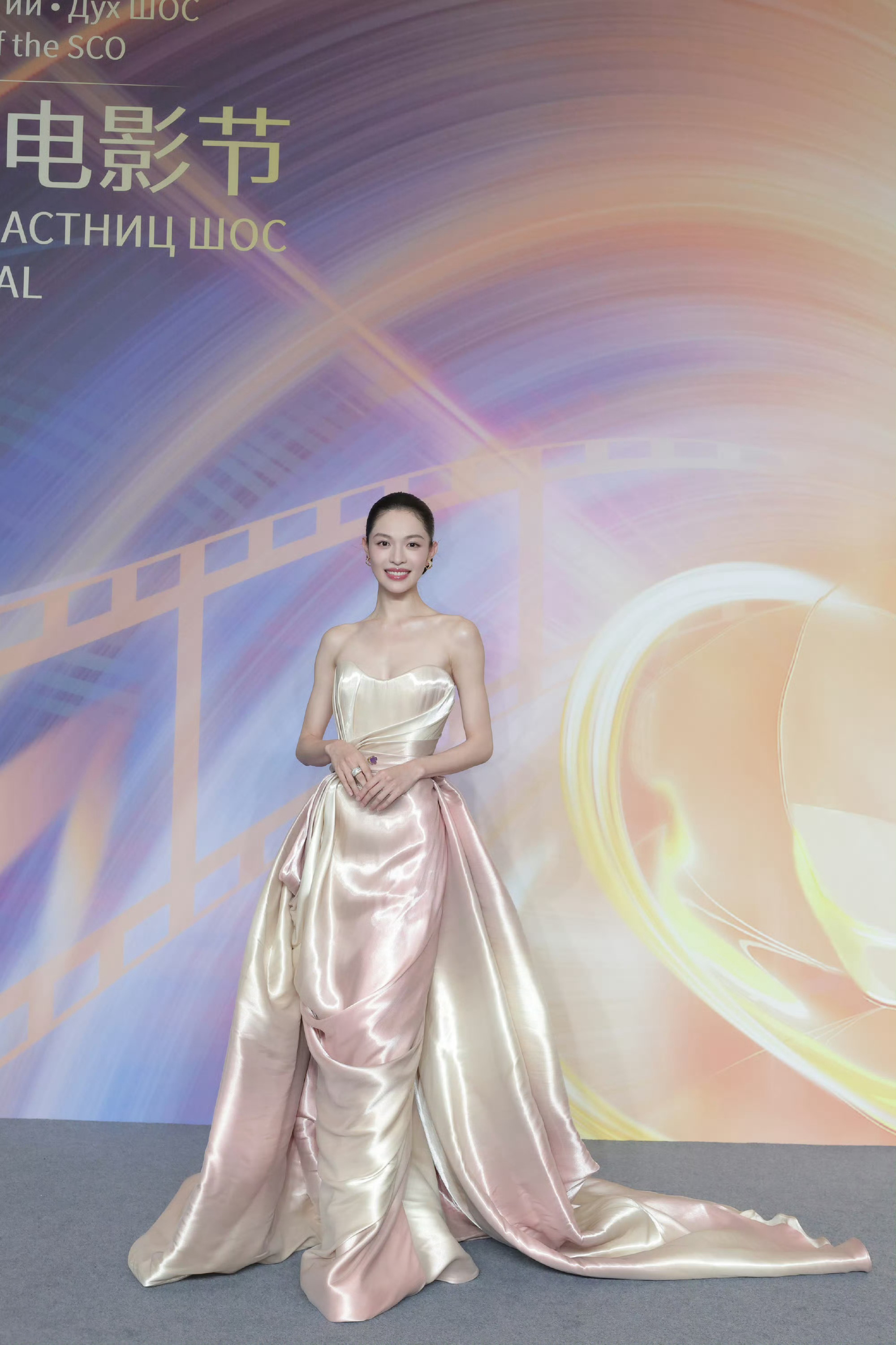 钟楚曦身着Georges Chakra 2025春夏高定抹胸长裙亮相2025上合