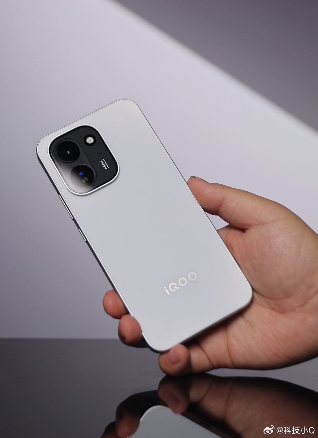 iQOO Z11 先看看外观吧！已知信息：机身216.5g，8.25mm，902