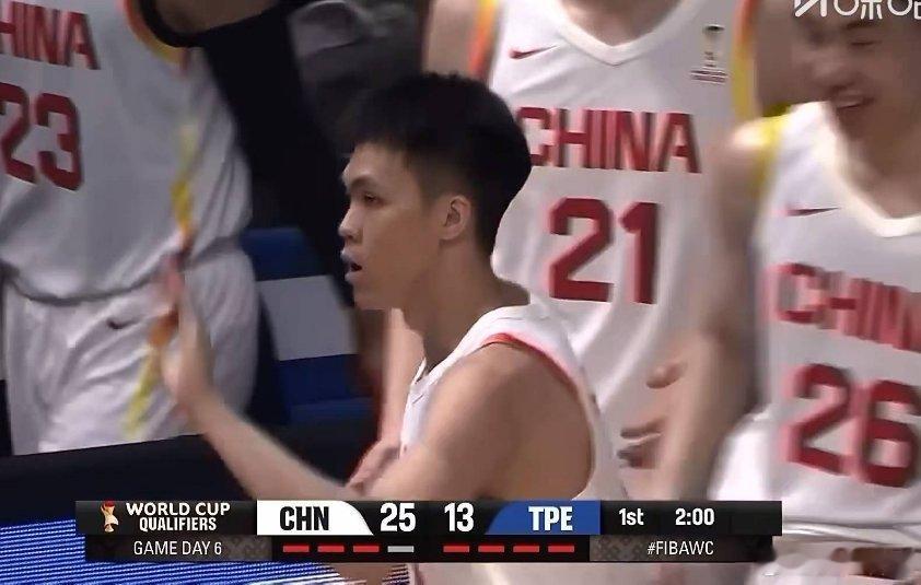 奇兵来了！庞峥麟替补上来真敢打啊，一点都不胆怯，中国队领先两位数了 中国男篮vs