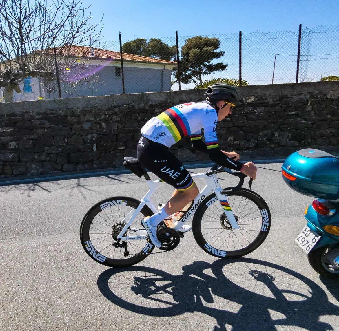 有车迷拍到了波加查在米兰圣雷莫的线路上训练（都不说他在考察线路了，估计最近天天骑