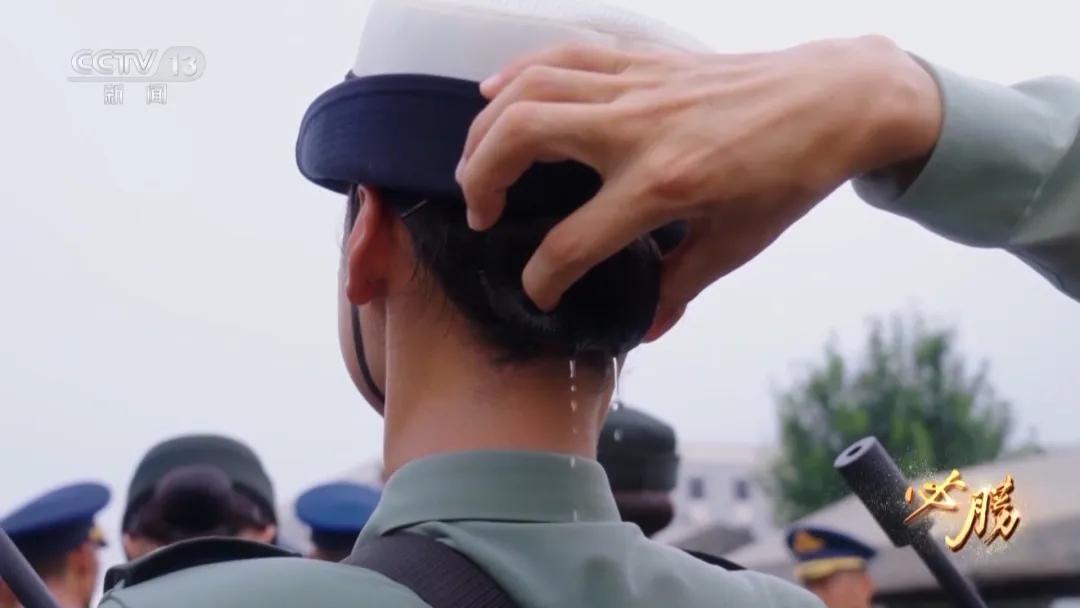 阅兵之前的训练时间正好是盛夏，阅兵训练场地表温度经常高达50℃以上。在如此高温下