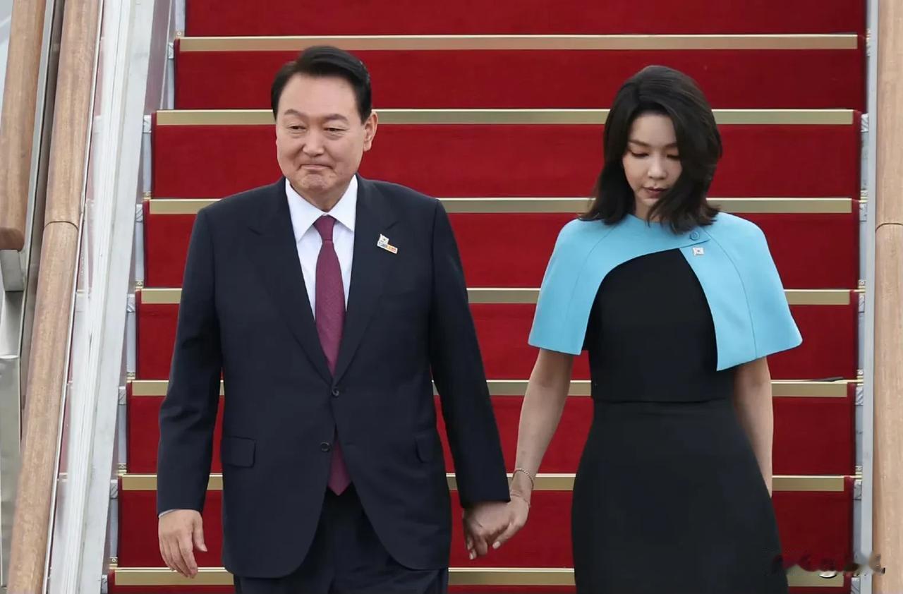 万万没想到啊！尹锡悦因为戒严令事件把韩国折腾的这么严重。当地媒体在报道中称，原本