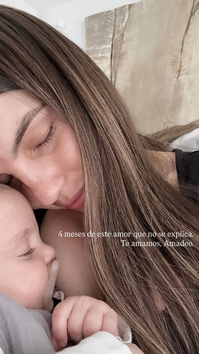 小小蛛已经四个月了阿玛迪奥在妈妈的怀抱中🤱阿尔瓦雷斯关注阿根廷球员