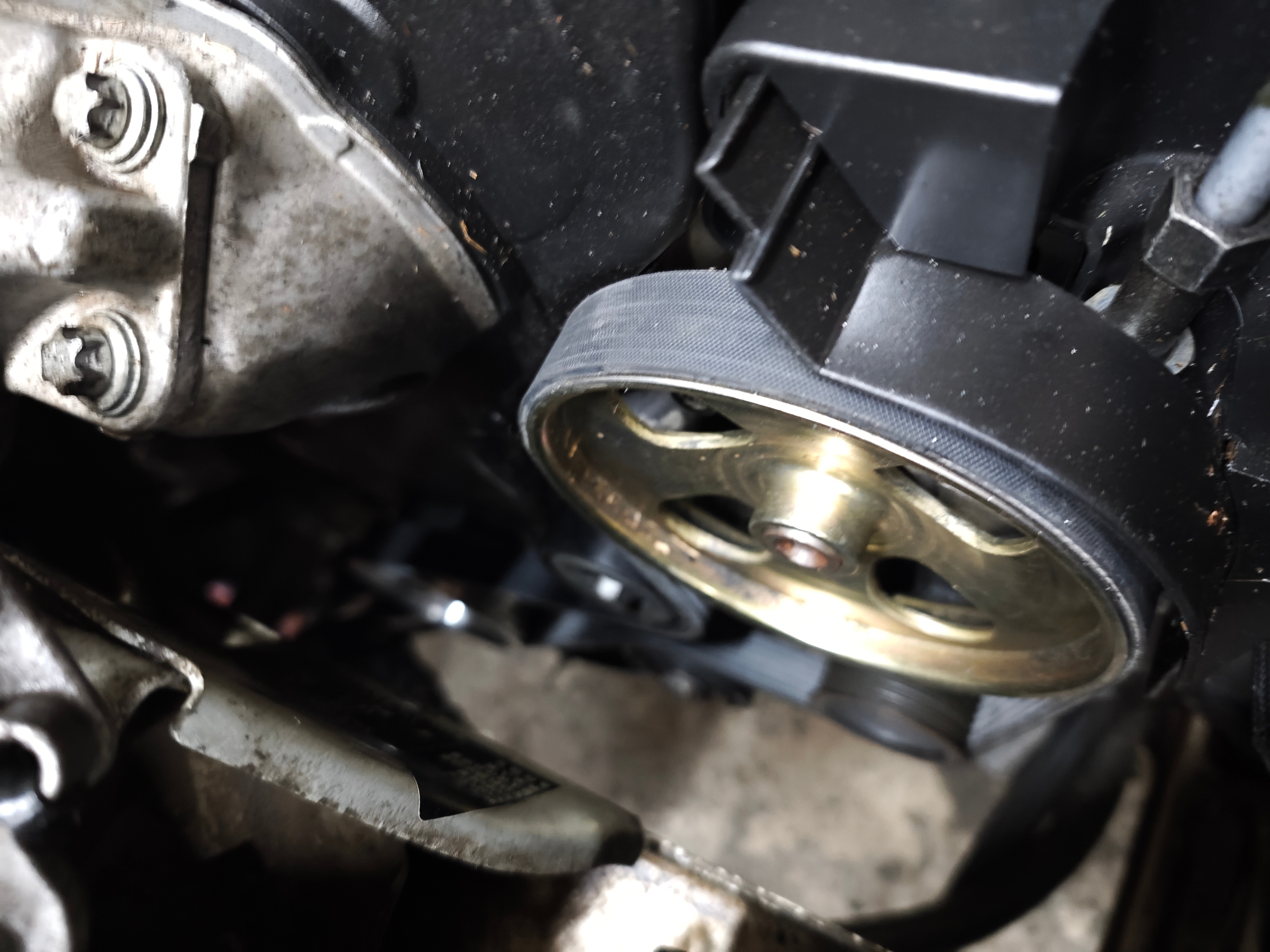 206 定制小号曲轴轮。防止破转以后助力泵这边速度太快导致油液喷出。顺带手拆掉压