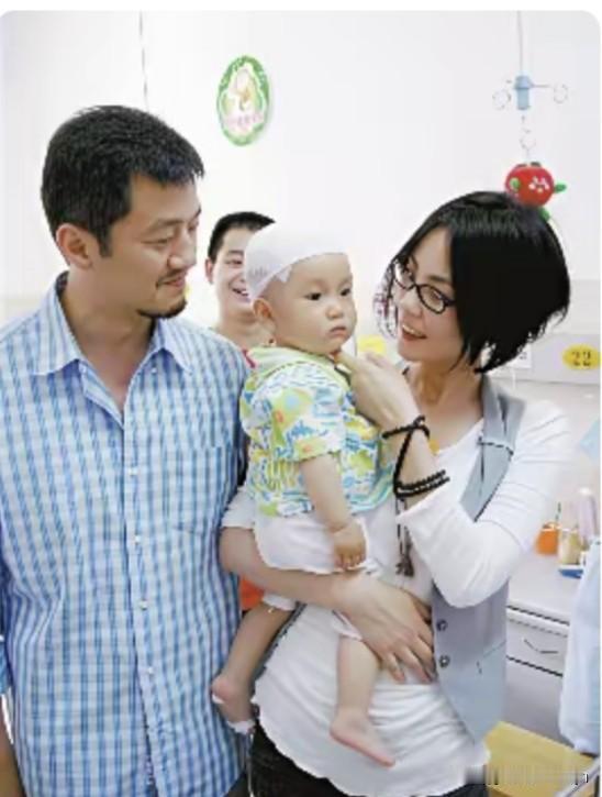 王菲和李亚鹏曾经是那么的恩爱！两人也都是有大爱的人！

两人热恋时期，两人都非常