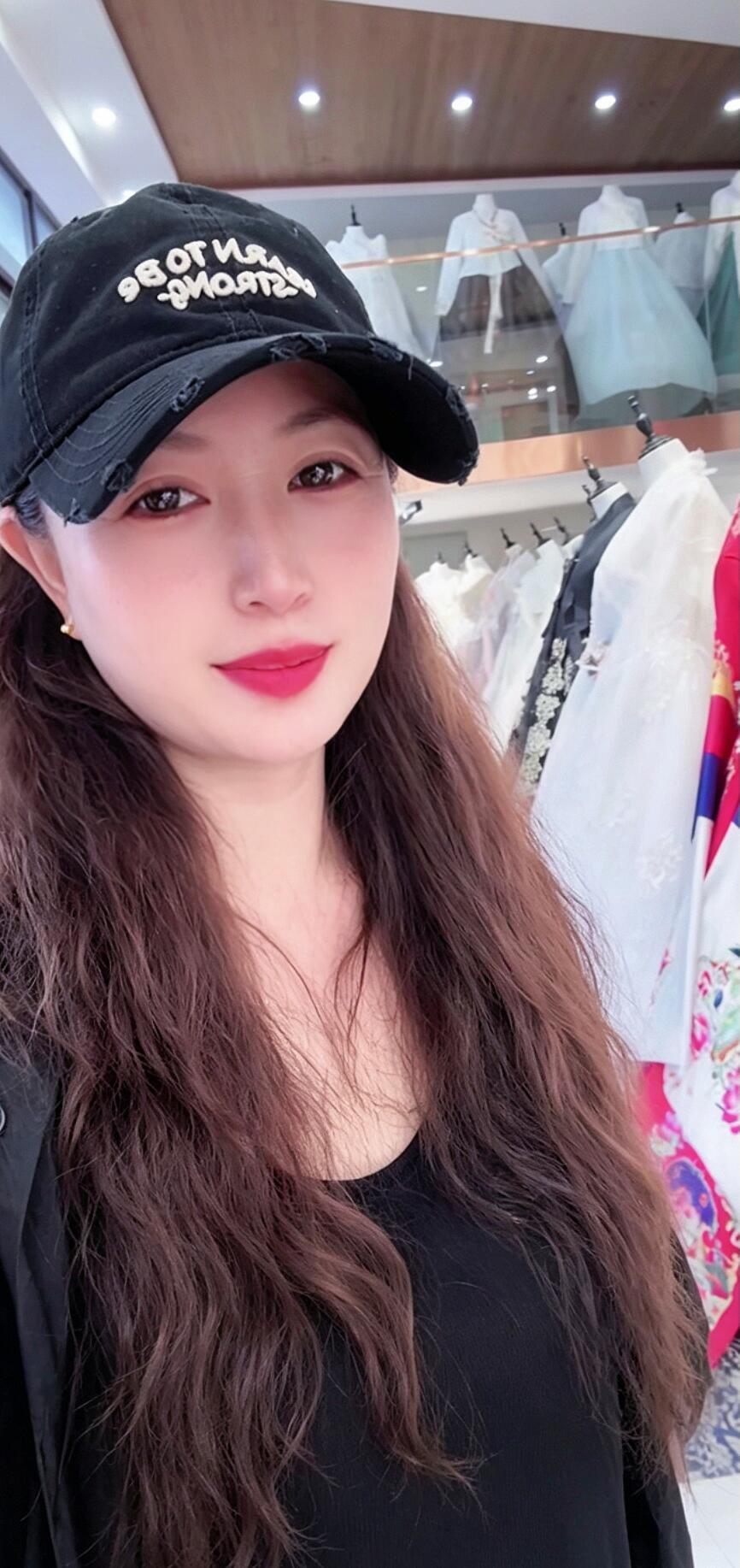 整理相册翻到年轻时候的照片，仔细对比现在，才发觉变化真大。
回想年轻那会儿，朝气