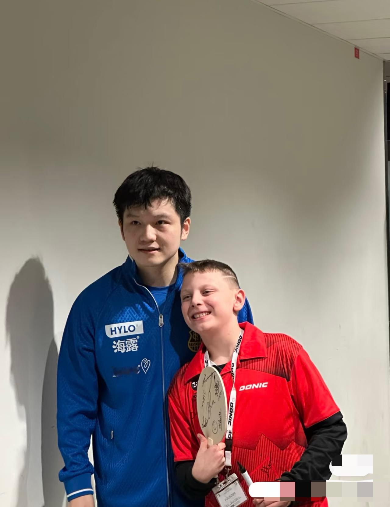 奥恰洛夫评价樊振东：比以前还厉害👍
德国杯，樊振东在决赛中3:0奥恰洛夫，樊振