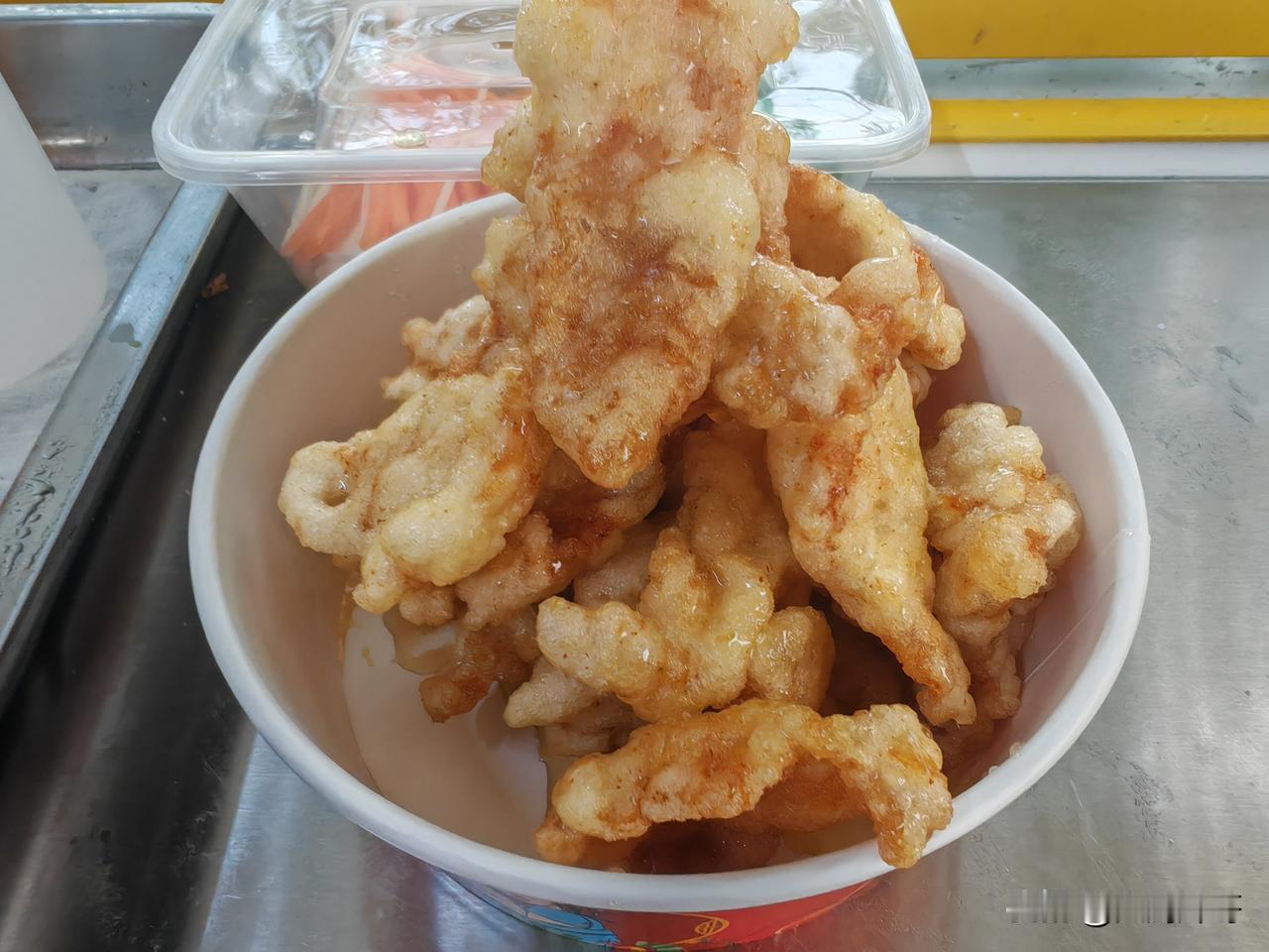 晚上卖锅包肉，有一位老大爷开着三轮车问锅包肉多少钱一份，回答说十八元一份。又问盒