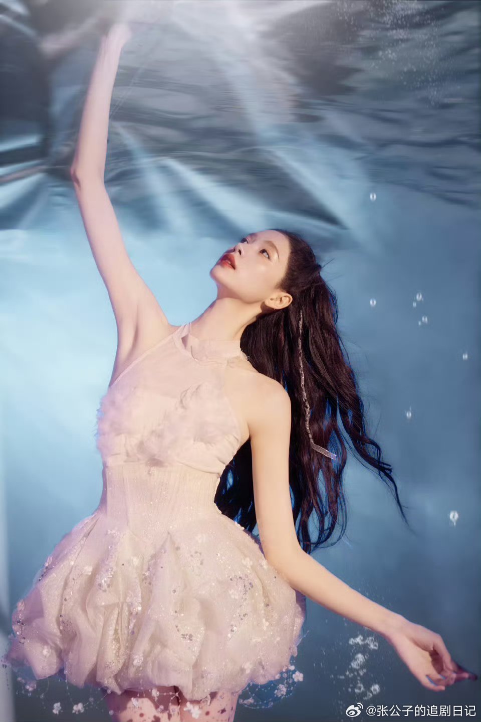 张艺上可曾当过什么练习生张艺上没当过练习生，却自带韩团气场，唱功稳台风飒，舞台表