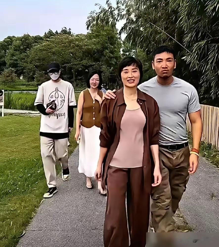 吴越旁边这位男士，恰当的年龄，恰当的身材，不恰当的手！这只手出格了，让粉丝们都以