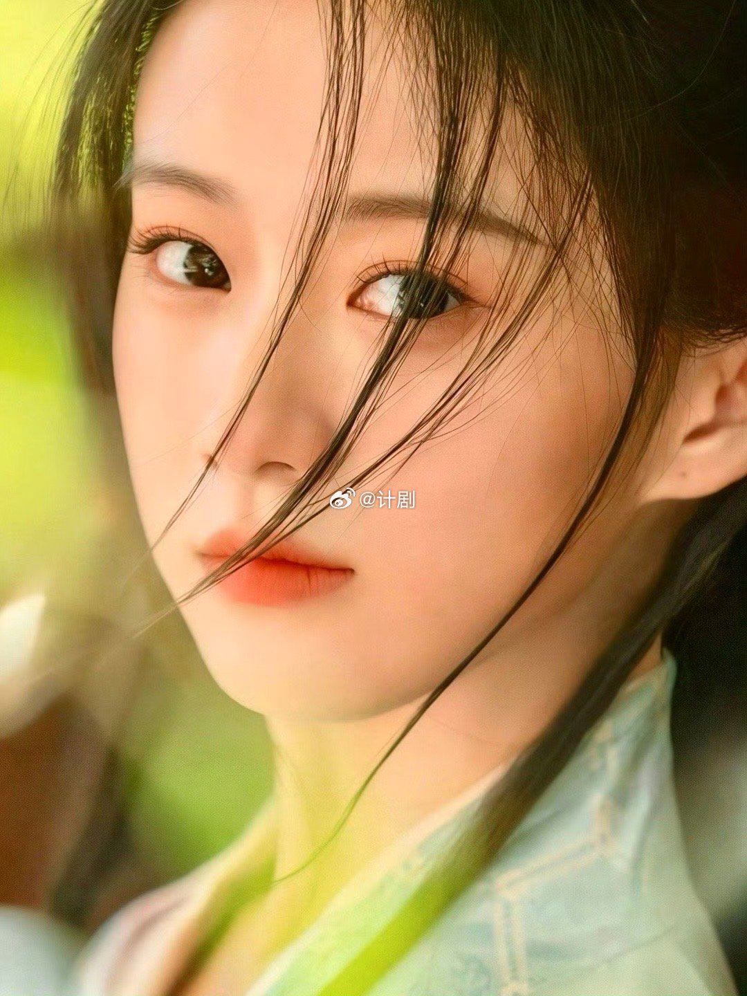 包上恩说到强制爱红温了 包上恩提到椅子吻的时候脸都红了，说那段还是现挂的。自己说