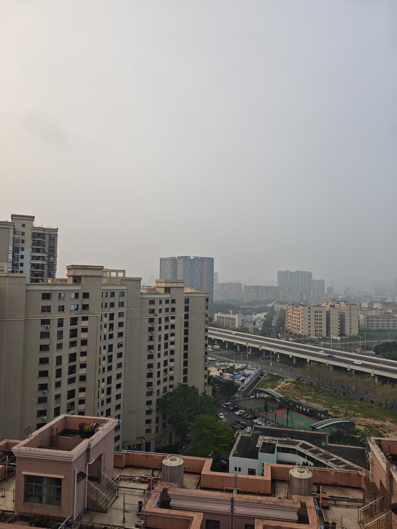晒出你的本地生活今日深圳又是个大雾天气，这种天气不宜早早去跑步锻炼身体，等雾散了