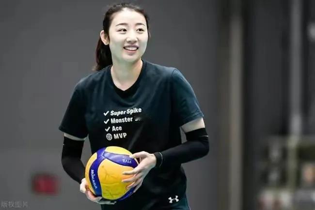 中国女排再添4大惊喜，江苏新星无懈可击，许晓婷已悄悄超越姚迪。上海这次有机会。但