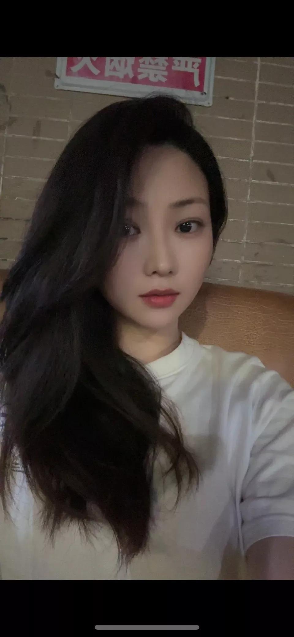 女儿终于带了个男友回家了，我做了一大桌子菜表明了我的态度，吃饭的期间也聊的挺好，