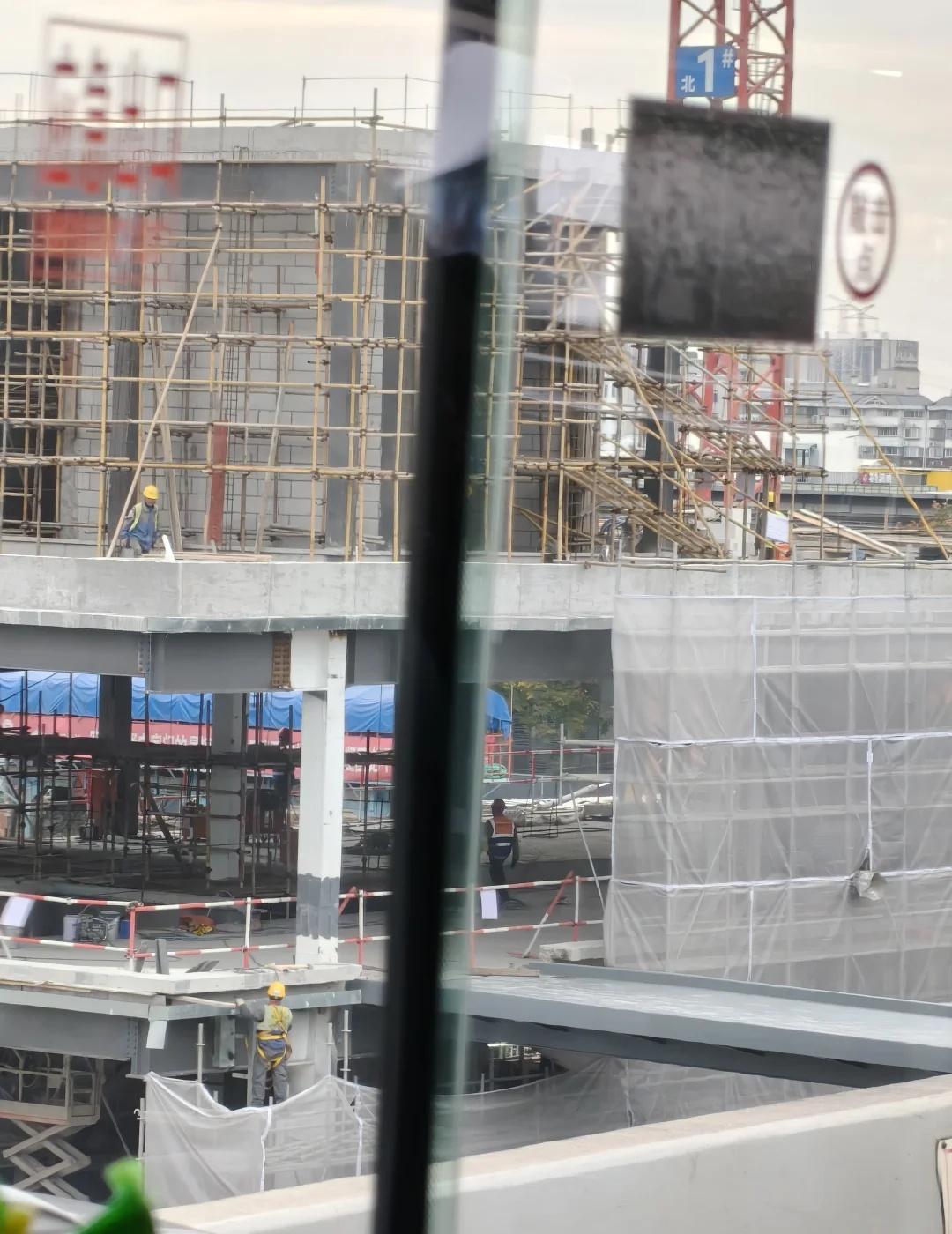 呼兰路站4口这桥就水灵灵架起来了?
昨天这地儿还是光秃秃四根柱子，今天上面桥的梁