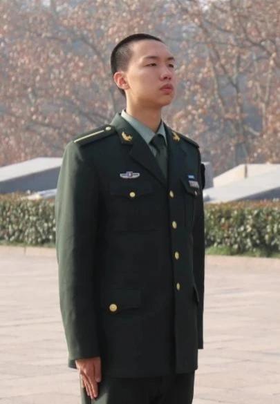 毛东东近照曝光！照片中，毛东东穿着一身军装，站的笔直，完全是军姿的标准，浑身透着