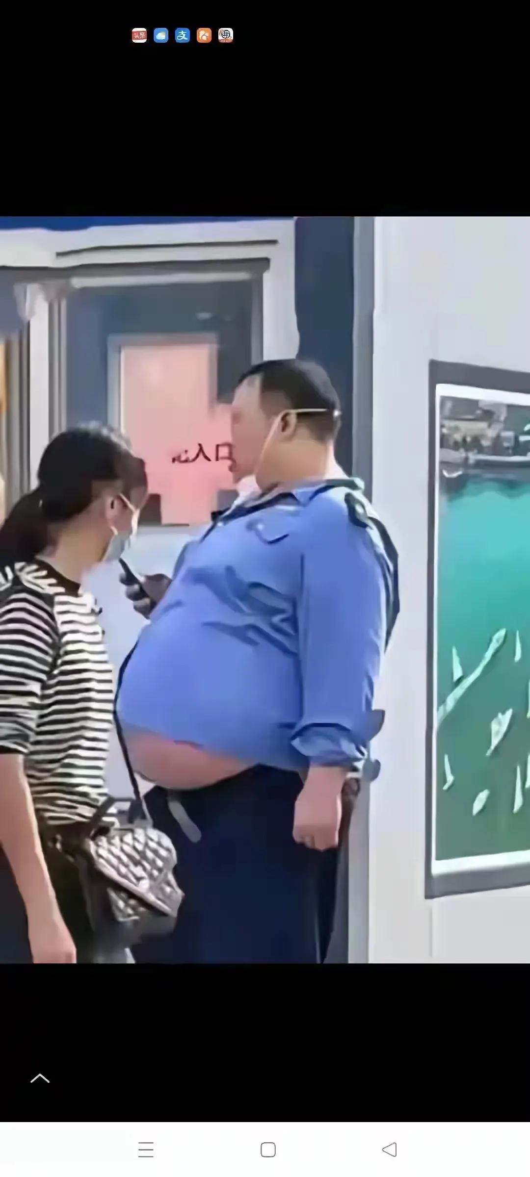 这是啥单位的工作人员，是裤子掉了还是肚子掉了，这形象还站在门口工作呢！能不能换个