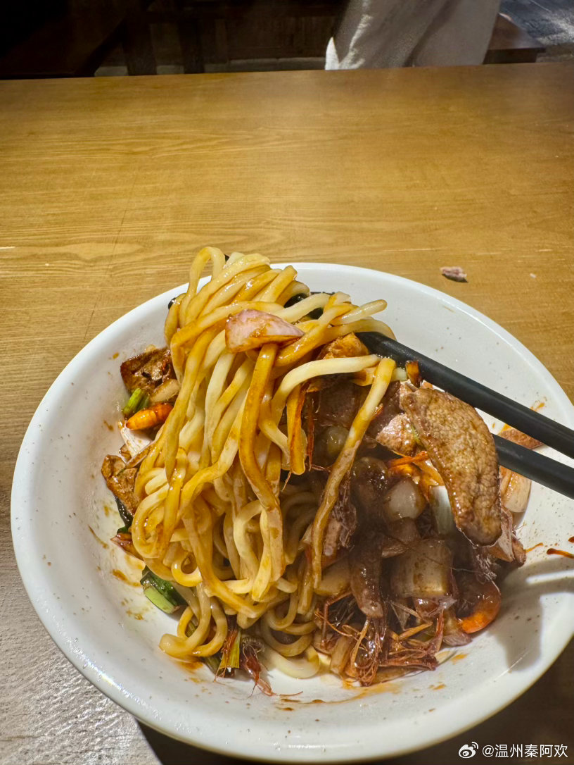 这个干挑面味道还不错阿，很像温州街上的细粉。面条捞出来，配上新鲜的浇头。就是卖的